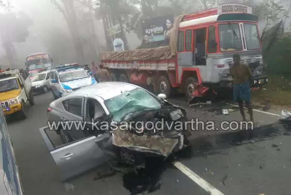 കാസര്കോടു നിന്നും വിനോദ യാത്രയ്ക്കു പോയ കുടുംബം സഞ്ചരിച്ച കാറും ലോറിയും കൂട്ടിയിടിച്ച് നാലു വയസുകാരന് ഉള്പെടെ 2 പേര് മരിച്ചു, നാലു പേര്ക്ക് ഗുരുതരം