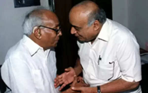 വിരല് കടിച്ച് കോടിയേരി; ഹീറോയായി വീരന്