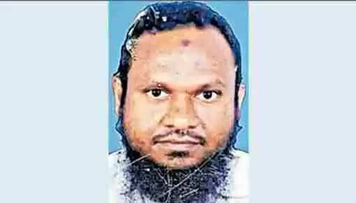 തെങ്ങുകയറ്റയന്ത്രത്തില് കാല് കുടുങ്ങി അപകടം; ഒരു മണിക്കൂറോളം തെങ്ങില് തലകീഴായി തൂങ്ങിക്കിടക്കേണ്ടി വന്ന യുവാവിന് ദാരുണാന്ത്യം, മരണം മാതാവിന്റെയും ഭാര്യയുടെയും മക്കളുടെയും കണ്മുന്പില്വച്ച്