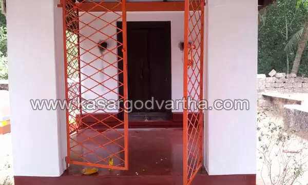 കാസര്കോട്ട് 2 ക്ഷേത്രങ്ങളില് കവര്ച; സ്വര്ണവും പണവും നഷ്ടപ്പെട്ടു