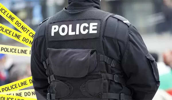 മഫ്ടിയിലെത്തിയ പോലീസുകാരെ കണ്ട് രണ്ടംഗ സംഘം 41 പവന് സ്വര്ണം വലിച്ചെറിഞ്ഞ് പോലീസ് സ്റ്റേഷനില് അഭയംതേടി!