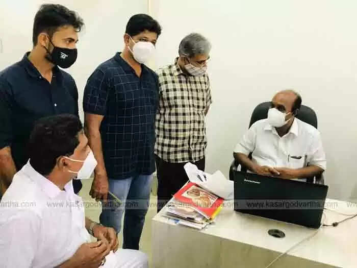 മന്ത്രി ഇ ചന്ദ്രശേഖരനും അഡ്വ. സി എച് കുഞ്ഞമ്പുവും കാസർകോട് വാർത്ത ഓഫീസ് സന്ദർശിച്ചു