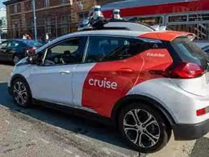 രാത്രിയില് ഹെഡ്ലൈറ്റില്ലാതെ പോയ കാര് തടഞ്ഞ് നിര്ത്തി പരിശോധിച്ച പൊലീസ് ഞെട്ടി; വാഹനത്തിനുള്ളില് ഡ്രൈവറില്ല! വീഡിയോ വൈറല്