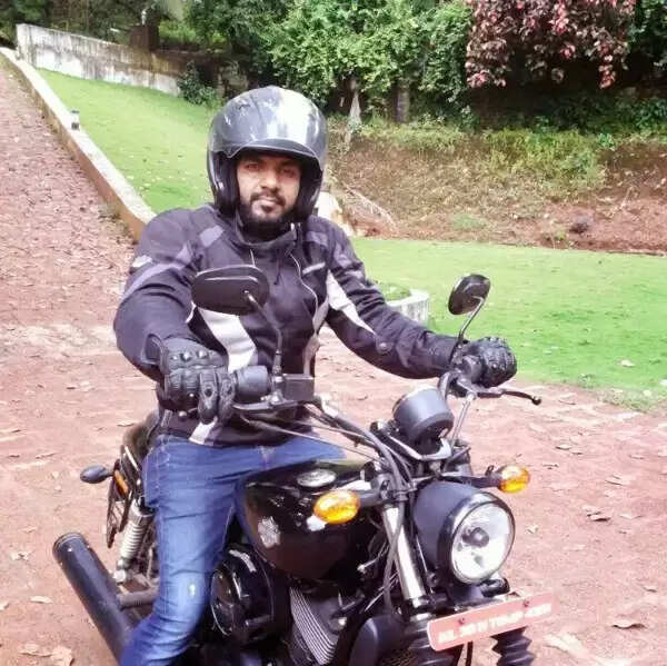 അസീസ്: ആ പുഞ്ചിരി മാഞ്ഞു, മനം തകര്ന്ന് കുടുംബാംഗങ്ങളും മിത്രങ്ങളും