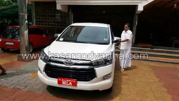 പി ബി അബ്ദുര് റസാഖ് പുതിയ കാര് വാങ്ങി; നമ്പര് 1000ല് പിടിച്ച് എംഎല്എ, 89 വേണമെന്ന് അണികള്