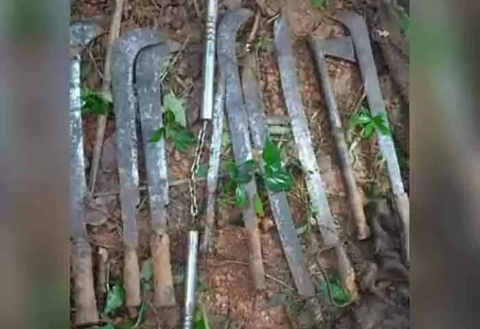 Weapons Found | കണ്ണൂരില് വടിവാളുകള് ഉള്പെടെ നിരവധി മാരകായുധങ്ങള് ചാക്കില് കെട്ടി ഓവുചാലില് ഒളിപ്പിച്ചുവച്ച നിലയില്