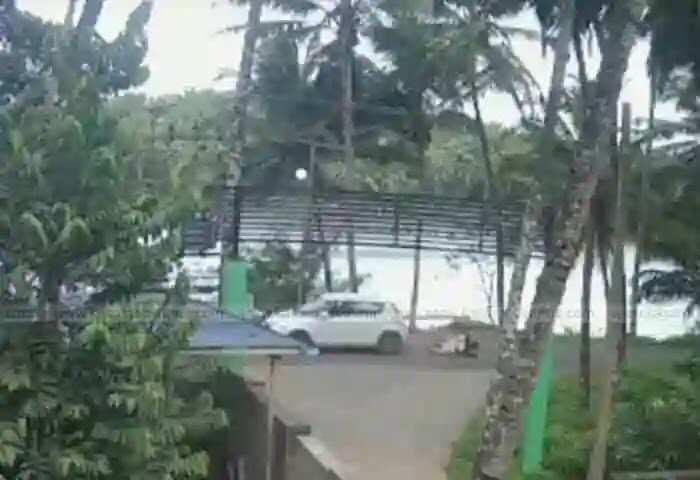 Complaint | 'കുമ്പളയിൽ 2 വിദ്യാർഥിനികളെ കാറിടിച്ച് അപായപ്പെടുത്താൻ ശ്രമം; ക്ലബിന് നേരെയും ആക്രമണം'; പിന്നിൽ മയക്കുമരുന്ന് - മണൽ മാഫിയ സംഘമെന്ന് ആരോപണം; കുട്ടികളെ ഇടിച്ചുവീഴ്ത്തുന്ന സിസിടിവി ദൃശ്യം പുറത്ത്