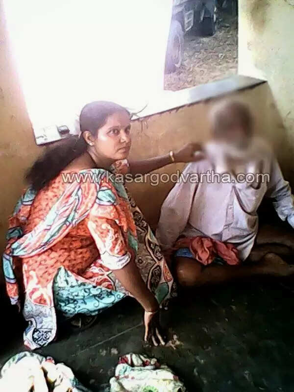വൃദ്ധപിതാവിനെ വില്ലേജ് ഓഫീസ് വരാന്തയില് ഉപേക്ഷിച്ച് മകന് കടന്നുകളഞ്ഞു