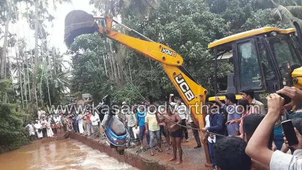 കൈവരിയില്ലാത്ത പാലത്തിലൂടെ പോവുകയായിരുന്ന സ്കൂട്ടര് പുഴയിലേക്ക് മറിഞ്ഞു; യാത്രക്കാരന് രക്ഷപ്പെട്ടത് തലനാരിഴയ്ക്ക്, അപകടം നടന്നത് രണ്ടു വര്ഷം മുമ്പ് എസ് ഐ ഒഴുക്കില്പെട്ട് മരിച്ച സ്ഥലത്ത്