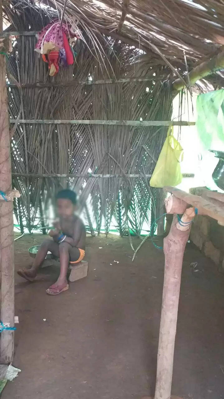 മുടന്തേന്പാറ മലമുകളില് ഒരു പട്ടികജാതി കോളനിയുണ്ട്, അവിടെ സ്വന്തമായി വീടില്ലാതെ ചെറ്റക്കുടിലില് കഴിയുന്ന കുറച്ച് മനുഷ്യര്; പിറന്നുവീണ നാള് മുതല് ദുരിതം പേറുന്ന, നിസാര കാരണങ്ങളാല് ആനുകൂല്യം നിഷേധിക്കപ്പെട്ടവര്, സുധീഷ് പുങ്ങംചാല് തയ്യാറാക്കിയ റിപ്പോര്ട്ട്