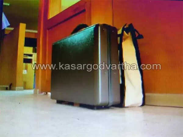 കാസര്കോട് ജില്ലാ ബാങ്കില് കസേരകളി; കോടതി ഉത്തരവുമായെത്തിയ സഹകരണ ജോ. രജിസ്ട്രാറെ ബാങ്ക് ജനറല് മാനേജര് മുറിയിലേക്ക് കയറ്റാതെ മുറിപൂട്ടി