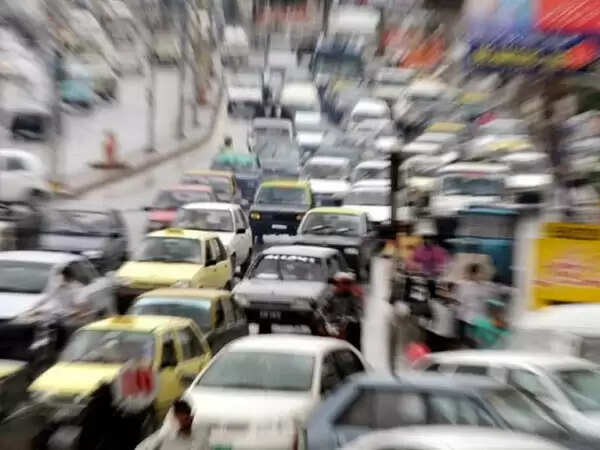 അനാവശ്യമായി സൃഷ്ടിക്കപ്പെടുന്ന ട്രാഫിക്ക് കുരുക്കുകള്...