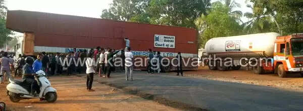 ട്രക്ക് നടുറോഡില് കുടുങ്ങി; ദേശീയ പാതയില് ഗതാഗത സ്തംഭനം