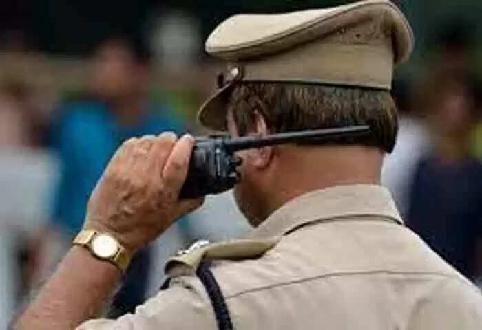 Lorry Driver | 'ലോഡ് പിടികൂടി പൊലീസ് വന്തുക പിഴയീടാക്കിയതിനെ തുടര്ന്ന് സ്റ്റേഷനുമുന്പില് പെട്രോള് ഒഴിച്ചു ജീവനൊടുക്കാന് ചെങ്കല് ലോറി ഡ്രൈവറുടെ ശ്രമം'