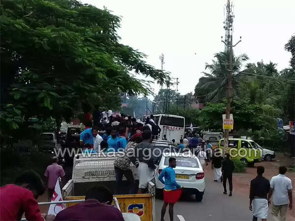 ബി ജെ പി - ആര് എസ് എസ് ശക്തി കേന്ദ്രത്തിലെ ഡി വൈ എഫ് ഐയുടെ യുവജന പ്രതിരോധസംഗമം കഴിഞ്ഞ് മടങ്ങുകയായിരുന്ന വാഹനങ്ങള്ക്ക് നേരെ വ്യാപക ആക്രമണം, പോലീസ് ഗ്രനേഡ് പ്രയോഗിച്ചു