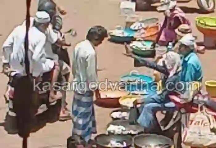 Fish Market | മീന് വില്പന വ്യാപാര സ്ഥാപനങ്ങള്ക്ക് മുന്നില്; ഉപയോഗശൂന്യമായ മാര്കറ്റിന്റെ പുനര്നിര്മാണം കടലാസില് ഒതുങ്ങി; കുമ്പളയില് ദുരിതങ്ങള് വര്ധിക്കുകയാണെന്ന് വ്യാപാരികള്
