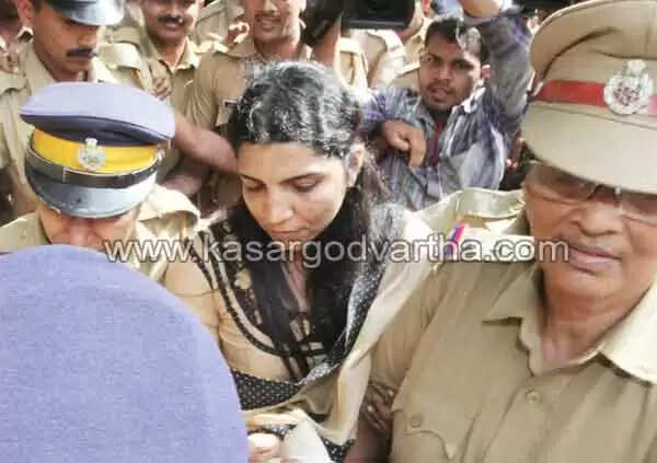 സരിതയെയും ബിജുവിനേയും കാഞ്ഞങ്ങാട്ട് കൊണ്ടുവന്നു; കോടതിയിലേക്ക് ജനം ഒഴുകി