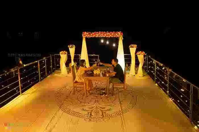 കോട്ടപ്പുറത്ത് 500 സ്ക്വയർ ഫീറ്റിൽ ഒഴുകുന്ന വേദിയൊരുക്കി ടൂറിസം വകുപ്പ്; ഓളപ്പരപ്പിലെ ആഘോഷങ്ങൾ ഇനി അടിപൊളി സ്റ്റൈലിൽ