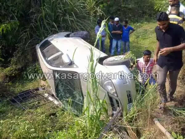 ടയര് പൊട്ടി ഇന്നോവ കുഴിയിലേക്ക് മറിഞ്ഞ് 2 പേര്ക്ക് പരിക്ക്
