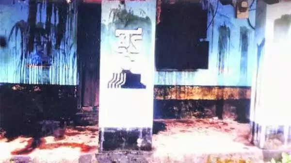 ക്ലബ്ബ് കെട്ടിടത്തിന് കരിഓയില് ഒഴിച്ചു