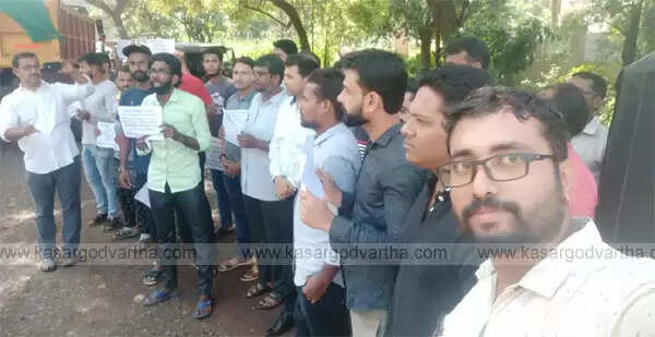 ദേശീയപാതയുടെ തകര്ച്ച; ആക്ഷന് കമ്മിറ്റിയുടെ നേതൃത്വത്തില് പ്രതിഷേധ സെല്ഫി