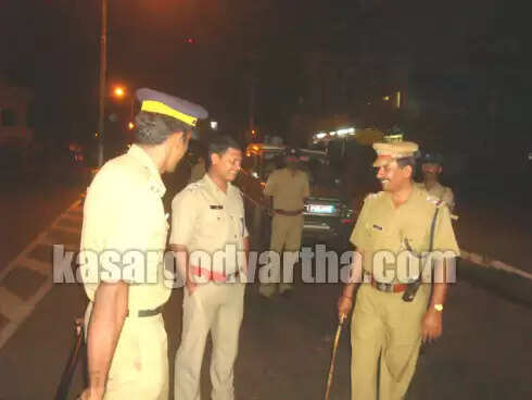 കാസര്കോട് തെരുവത്ത് സംഘര്ഷം; പോലീസിന് നേരെ കല്ലേറ്