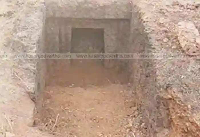 Found | ക്ഷേത്ര നാഗക്കാവ് ജെസിബി ഉപയോഗിച്ച് വൃത്തിയാക്കുന്നതിനിടെ കണ്ടെത്തിയത് 1800 വർഷം പഴക്കമുള്ള അപൂർവ ചെങ്കല്ലറ; സംരക്ഷിക്കണമെന്ന് ഭാരവാഹികൾ