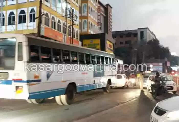 Collapsed | കാസര്കോട് നഗരത്തില് വൈദ്യുതി തൂണുകള് തകര്ന്നുവീണു; വന് അപകടം ഒഴിവായത് തലനാരിഴകയ്ക്ക്; ദേശീയപാതയില് ഗതാഗതം സ്തംഭിച്ചു