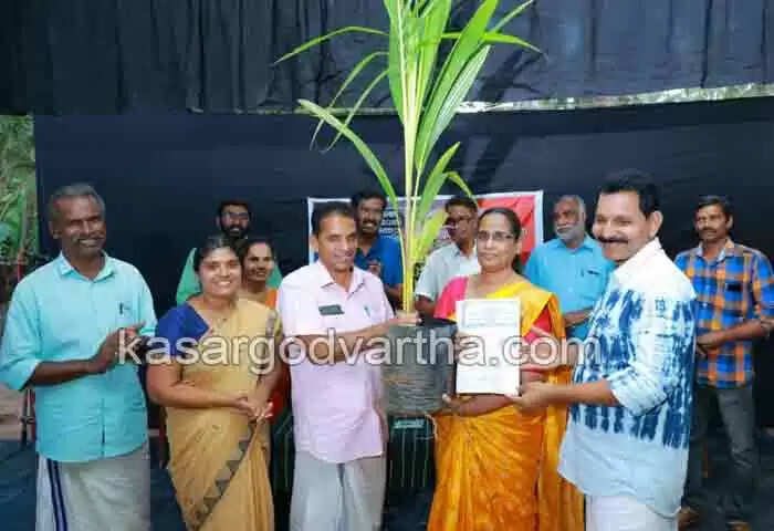 Prize | നാടകോത്സവത്തിന്റെ ഭാഗമായി സംഘടിപ്പിച്ച സമ്മാന പദ്ധതിയില് നാടകീയമായ സമ്മാനം; ബിന്ദുവിന് ലഭിച്ചത് 6 സെന്റ് ഭൂമിയും വിത്തും കൈക്കോട്ടും; വനിതാ കൂട്ടായ്മയ്ക്ക് നന്ദി പറഞ്ഞ് വീട്ടമ്മ
