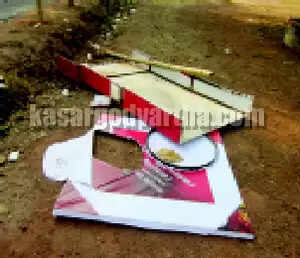 മുച്ചിലോട്ട് പെരുങ്കളിയാട്ട ഗേറ്റ് തകര്ത്ത നിലയില്