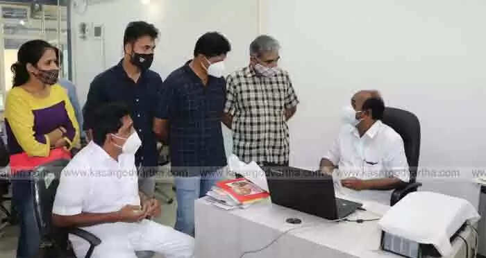 മന്ത്രി ഇ ചന്ദ്രശേഖരനും അഡ്വ. സി എച് കുഞ്ഞമ്പുവും കാസർകോട് വാർത്ത ഓഫീസ് സന്ദർശിച്ചു