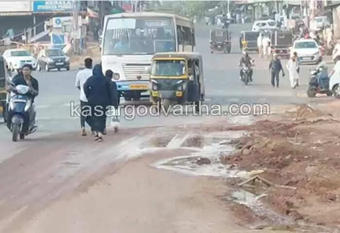 Sewage problem | കുമ്പള ടൗണിൽ മലിനജലം റോഡിലൂടെ ഒഴുകുന്ന പ്രശ്നത്തിന് പരിഹാരമായില്ല; കാൽനട യാത്രക്കാർക്ക് ചളിയഭിഷേകം