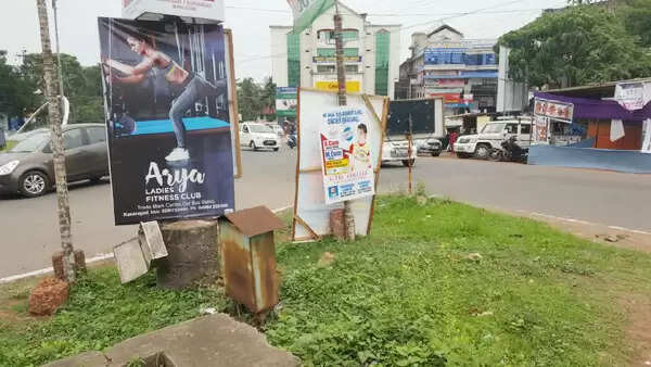നഗരത്തില് ഡിവൈഡറിലും മറ്റും സ്ഥാപിച്ച പരസ്യ- ഫ്ളക്സ് ബോര്ഡുകള് അപകടഭീഷണിയുയര്ത്തുന്നു; കണ്ണടച്ച് അധികൃതര്