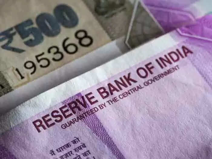 Rupee Against Dollar | രൂപയുടെ ചരിത്രത്തിലെ ഇടിവ്: ദുർബലമായ രൂപയും ശക്തമായ ഡോളറും ആർക്കാണ് നേട്ടമുണ്ടാക്കുക, ആർക്കാണ് നഷ്ടം? അറിയാം