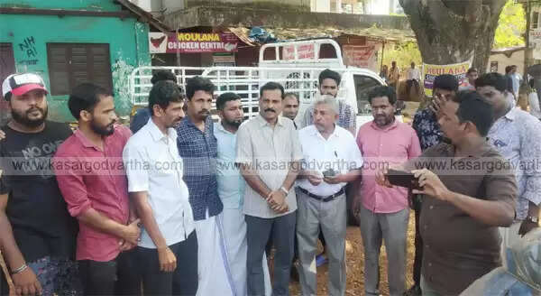 ദേശീയ പണിമുടക്ക്; കാസര്കോട്ട് ബസുകള് നിരത്തിലിറങ്ങിയില്ല, കടകള് തുറന്നില്ല, സ്വകാര്യ വാഹനങ്ങള് ഓടുന്നു, ചരക്കുലോറികള് തടഞ്ഞു, തൊഴിലാളി യൂണിയനുകള് നഗരത്തില് പ്രകടനം നടത്തി