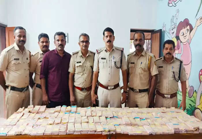 Notes Seized | നിരോധിച്ച 1000 രൂപയുടെ വൻ തോതിൽ വ്യാജ നോടുകൾ അടച്ചിട്ട വീട്ടിൽ നിന്ന് പിടികൂടി