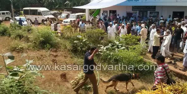 കൊല്ലപ്പെട്ട മദ്രസ അധ്യാപകന്റെ മൃതദേഹം കാസര്കോട്ടേക്ക് കൊണ്ടുവരണമെന്നാവശ്യപ്പെട്ട് എന് എ നെല്ലിക്കുന്ന് എം എല് എയും ലീഗ് നേതാക്കളും ജില്ലാ പോലീസ് കാര്യാലയത്തില് കുത്തിയിരിപ്പ് സമരം നടത്തുന്നു