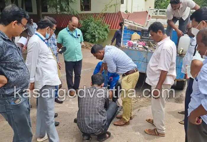 Inspection | 10 ലക്ഷം രൂപ ചിലവില് നവീകരിച്ച ജെനറല് ആശുപത്രി റോഡ് നിര്മാണത്തില് ക്രമക്കേടെന്ന് പരാതി; വിജിലന്സ് സാംപിള് ശേഖരിച്ചു