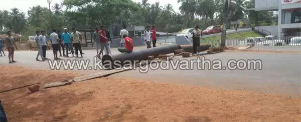 കൊല്ലപ്പെട്ട മദ്രസ അധ്യാപകന്റെ മൃതദേഹം കാസര്കോട്ടേക്ക് കൊണ്ടുവരണമെന്നാവശ്യപ്പെട്ട് എന് എ നെല്ലിക്കുന്ന് എം എല് എയും ലീഗ് നേതാക്കളും ജില്ലാ പോലീസ് കാര്യാലയത്തില് കുത്തിയിരിപ്പ് സമരം നടത്തുന്നു