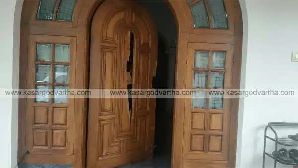 കാസര്കോട്ട് മോഷണം പെരുകി; കള്ളന്മാര് പുതിയ വേഷത്തില്, രണ്ട് ദിവസങ്ങള്ക്കുള്ളില് കവര്ച്ച നടന്നത് ഏഴിടങ്ങളില്, ജനങ്ങള് ഭീതിയില്, പോലീസ് ശക്തമായ അന്വേഷണവുമായി മുന്നോട്ട്, കുടുംബശ്രീ ഹോട്ടല് മുതല് സര്ക്കാര് ഓഫീസുകളില് വരെ കവര്ച്ച