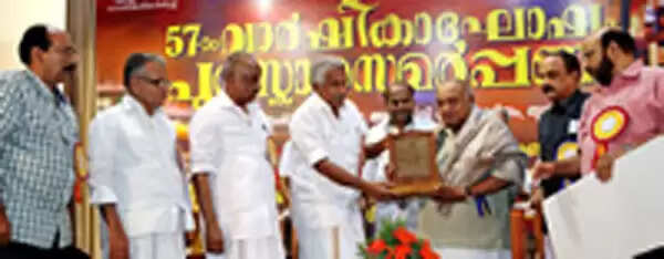 വിരല് കടിച്ച് കോടിയേരി; ഹീറോയായി വീരന്