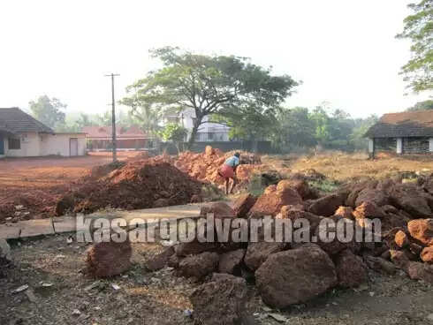 ട്രാഫിക് പരിഷ്കരണത്തിന്റെ ഭാഗമായി മാവുങ്കാലില് ബസ്വെ നിര്മ്മിക്കുന്നു