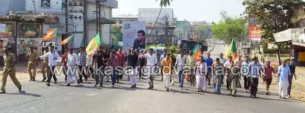 ബി.ജെ.പി. പ്രകടനത്തിനിടെ വാഹനങ്ങള് തടഞ്ഞത് പോലീസുമായി സംഘര്ഷത്തിന് കാരണമായി