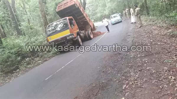 അയല് സംസ്ഥാനത്ത് കോവിഡ് രോഗികളുടെ എണ്ണം ഗണ്യമായി കൂടിയതോടെ കേരളവും കര്ണ്ണാടകയുടെ വഴിയെ; കാസര്കോട്ട് 29 അതിര്ത്തി പ്രദേശങ്ങളില് റോഡ് മണ്ണിട്ടടച്ചു