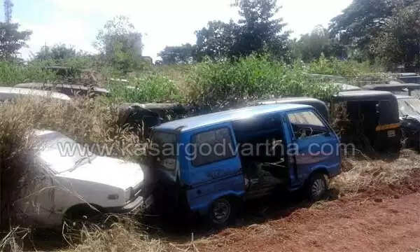 ചട്ടഞ്ചാലില് വാഹനങ്ങളുടെ ശവപ്പറമ്പ്; എന്തിനാണ് കോടികള് വിലയുള്ള വാഹനങ്ങള് പാഴാക്കുന്നത്?