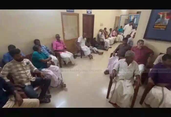 Protest | മണ്ഡലം പുനഃസംഘടനയുടെ പേരിൽ കോൺഗ്രസിൽ പൊട്ടിത്തെറി; ചീമേനിയിലെ പ്രവർത്തകർ ഡിസിസി ഓഫീസിന് മുന്നിൽ ധർണ നടത്തുന്നു; എംപിക്ക് താത്പര്യമുള്ളയാളെ നിയമിക്കാൻ നീക്കമെന്ന് ആക്ഷേപം; ചർച്ചയിലൂടെ പരിഹാരം കാണുമെന്ന് ഡിസിസി പ്രസിഡന്റ്