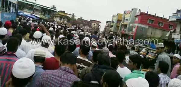 ഫേസ് ബുക്ക് പ്രചരണം: കുമ്പളയില് പ്രതിഷേധ പ്രകടനം