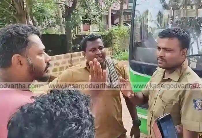 Complaint | 'ആധാറില്ലാത്ത പിഞ്ചു വിദ്യാര്ഥിനികളെ ഇറക്കിവിട്ടു'; പ്രദേശവാസികള് ബസ് തടഞ്ഞു