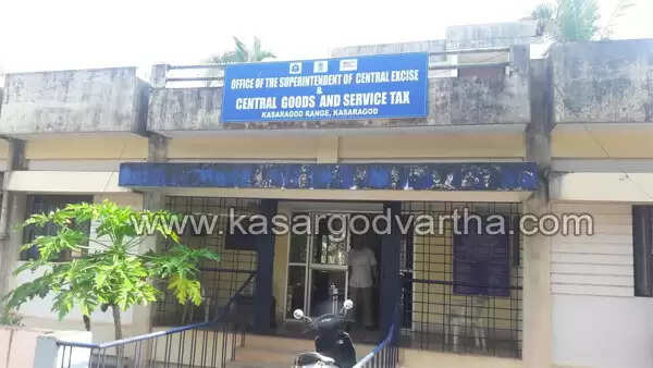 കാസര്കോട്ട് വന് കുഴല്പണ- സ്വര്ണവേട്ട; 1.20 കോടി രൂപയുമായി സ്വര്ണം വാങ്ങാന് വരികയായിരുന്ന യുവാവ് കാറുമായി പിടിയില്, ചോദ്യം ചെയ്തതിനു പിന്നാലെ തളങ്കരയിലെ വീട്ടില് കസ്റ്റംസ് റെയ്ഡ്, ഒന്നരക്കിലോ സ്വര്ണം കണ്ടെടുത്തു, ഗൃഹനാഥന് കസ്റ്റഡിയില്