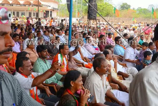 കൊടുങ്കാറ്റായി മോഡി; ആവേശത്തേരിലേറി അണികള്